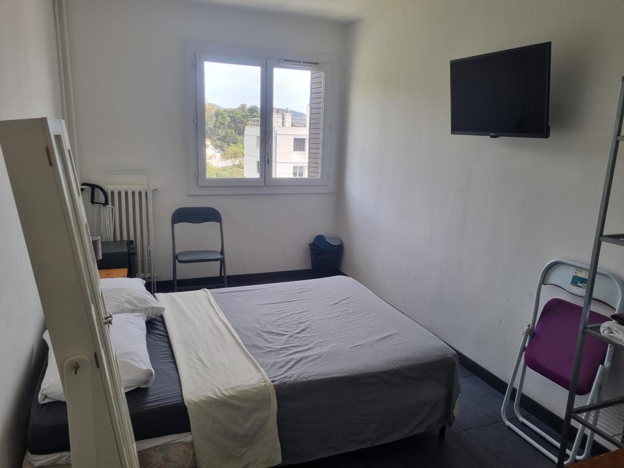 Bed & Breakfast New Cheap Private Room, Kitchen ,tram On Site, 12 Minutes From Train Station With Tram , In 17 Min With Tram , Privée Pas Cher, Cuisine équipée , Tram Sur Place, à 12 Min De La Gare De Avec Le Tram, 17 Min *