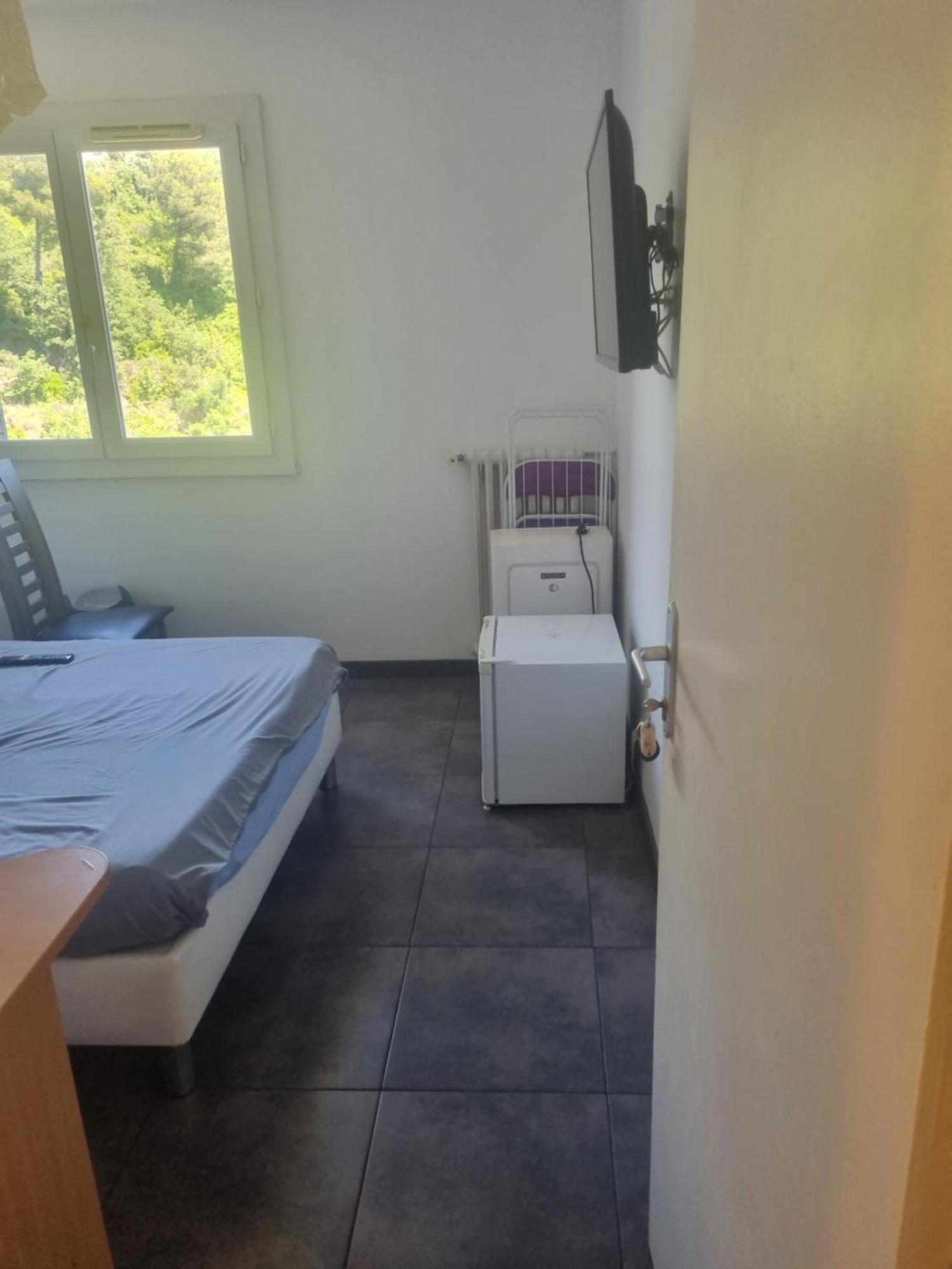New Cheap Private Room, Kitchen , Overwieuw Sea,tram On Spot, 12 Minutes From Train Station With Tram , In 17 Min Tram , Privee Pas Cher, Cuisine Equipee , Tram Sur Place, Apercu Mer, 12 Min De La Gare De Avec Le Tram, 17 Min *