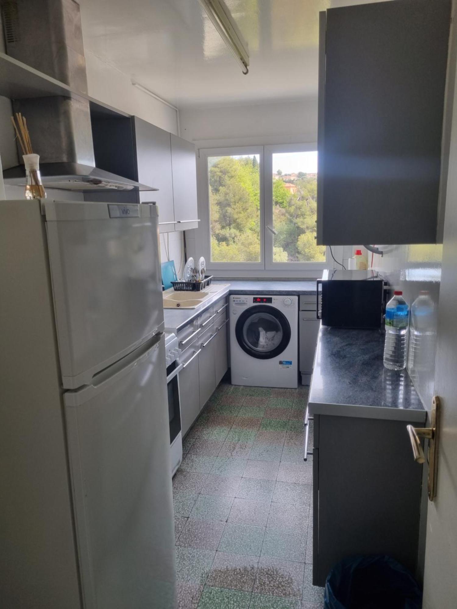 New Cheap Private Room, Kitchen , Overwieuw Sea,tram On Spot, 12 Minutes From Train Station With Tram , In 17 Min Tram , Privee Pas Cher, Cuisine Equipee , Tram Sur Place, Apercu Mer, 12 Min De La Gare De Avec Le Tram, 17 Min Frühstückspension