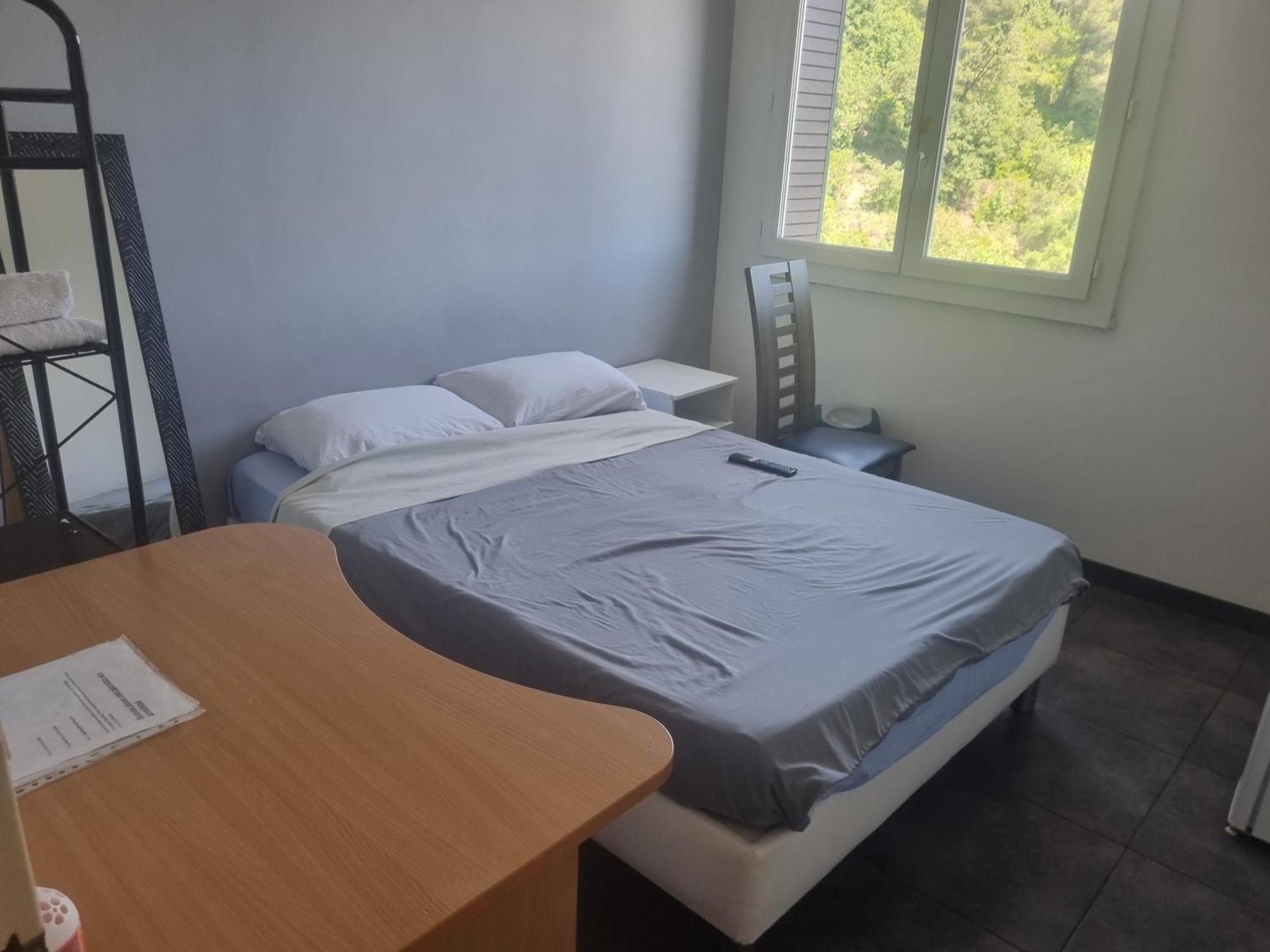 New Cheap Private Room, Kitchen , Overwieuw Sea,tram On Spot, 12 Minutes From Train Station With Tram , In 17 Min Tram , Privee Pas Cher, Cuisine Equipee , Tram Sur Place, Apercu Mer, 12 Min De La Gare De Avec Le Tram, 17 Min Nizza